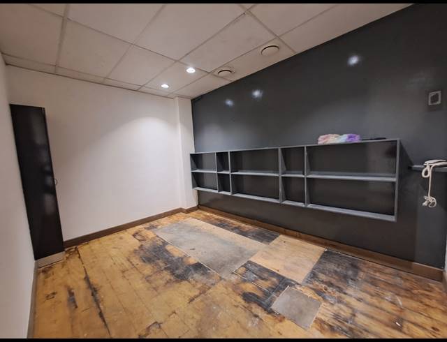 111M² RETAIL TO LET IN DUNKELD WEST